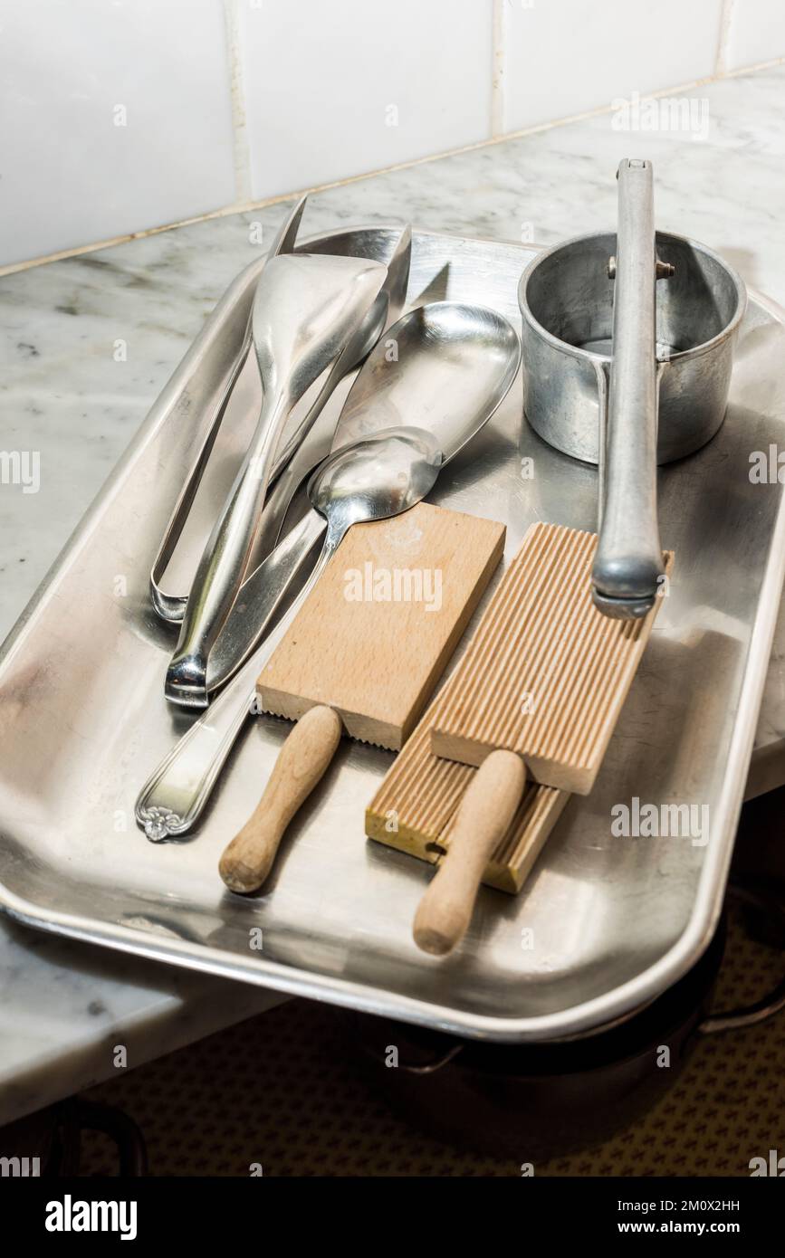 https://c8.alamy.com/comp/2M0X2HH/gnocchi-boards-and-other-pasta-making-tools-on-tray-2M0X2HH.jpg