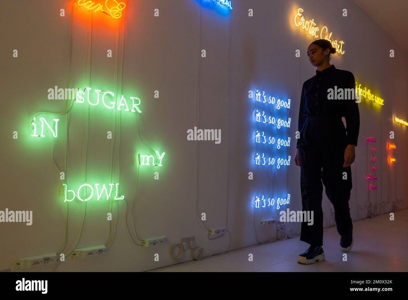London UK 8 December 2022 A Staff Member Views Exhibits At A Preview london-uk-8-december-2022-a-staff-member-views-exhibits-at-a-preview