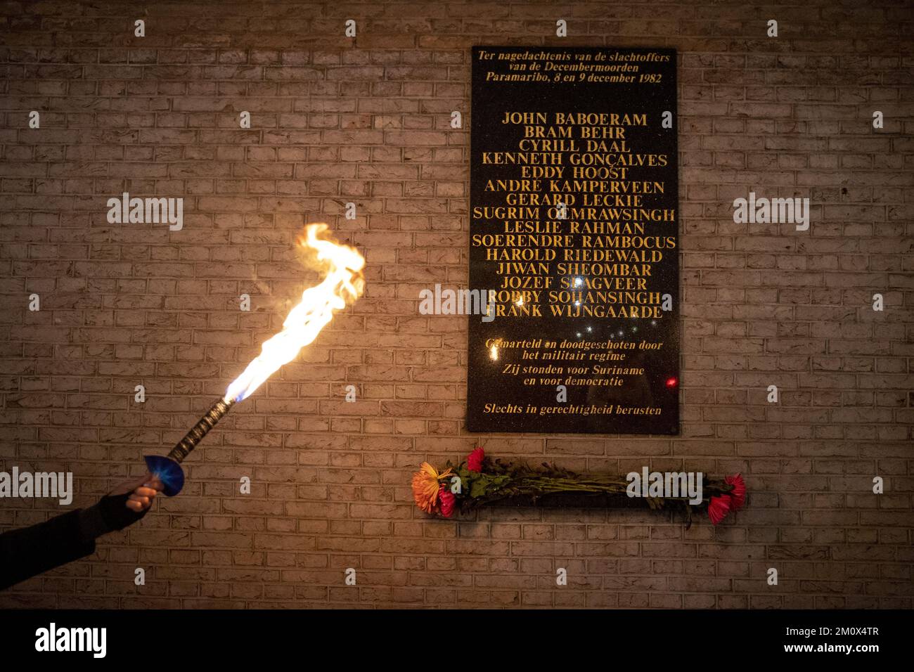 AMSTERDAM - 08/12/2022, A torch during the commemoration of the December murders. It is 40 years ago that fifteen prominent Surinamese were murdered under the rule of Desi Bouterse. ANP SEM VAN DER WAL netherlands out - belgium out Stock Photo