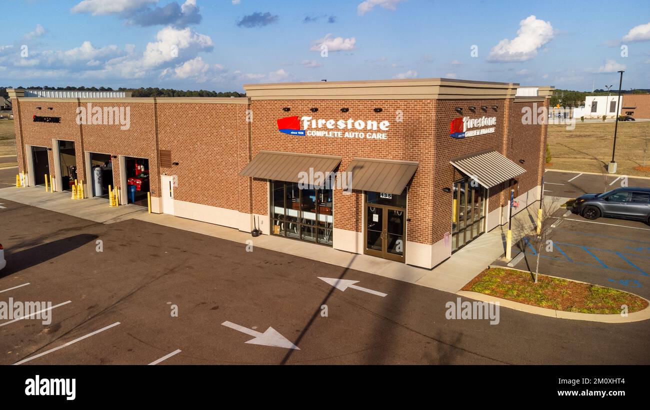 Flowood, MS - December 2022: Firestone Complete Auto Care is an American chain of automotive maintenance shops owned by Bridgestone Corporation Stock Photo