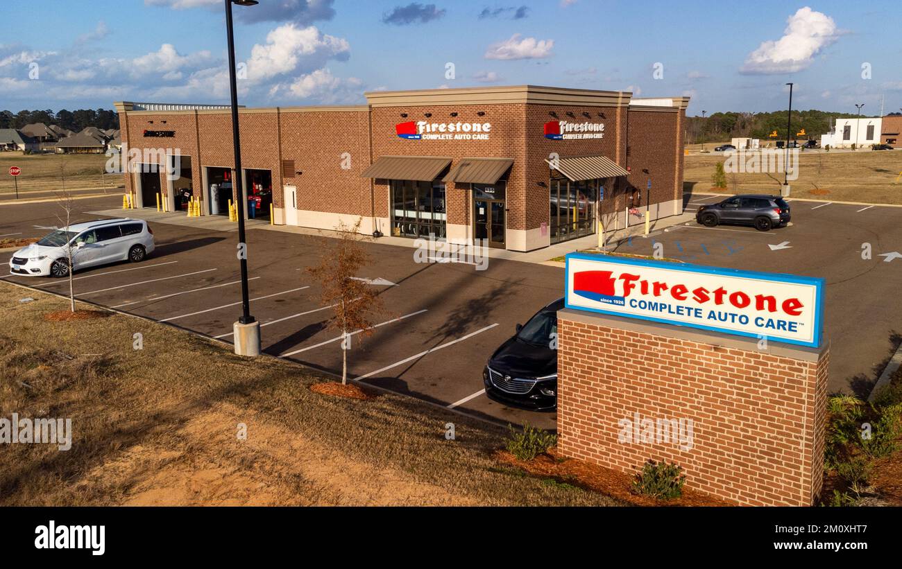 Flowood, MS - December 2022: Firestone Complete Auto Care is an American chain of automotive maintenance shops owned by Bridgestone Corporation Stock Photo