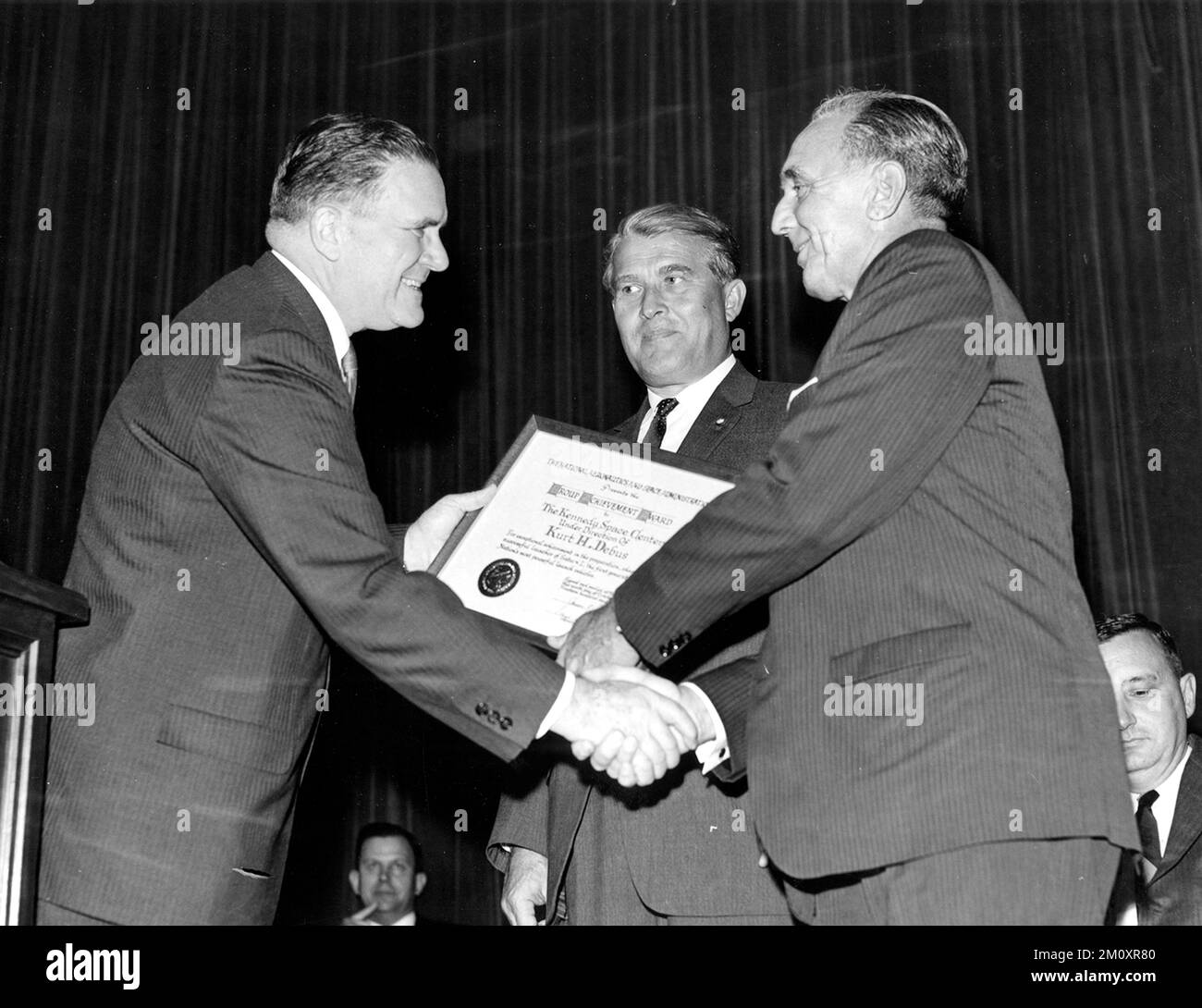 james-webb-presents-nasa-s-group-achievement-award-to-kennedy-space