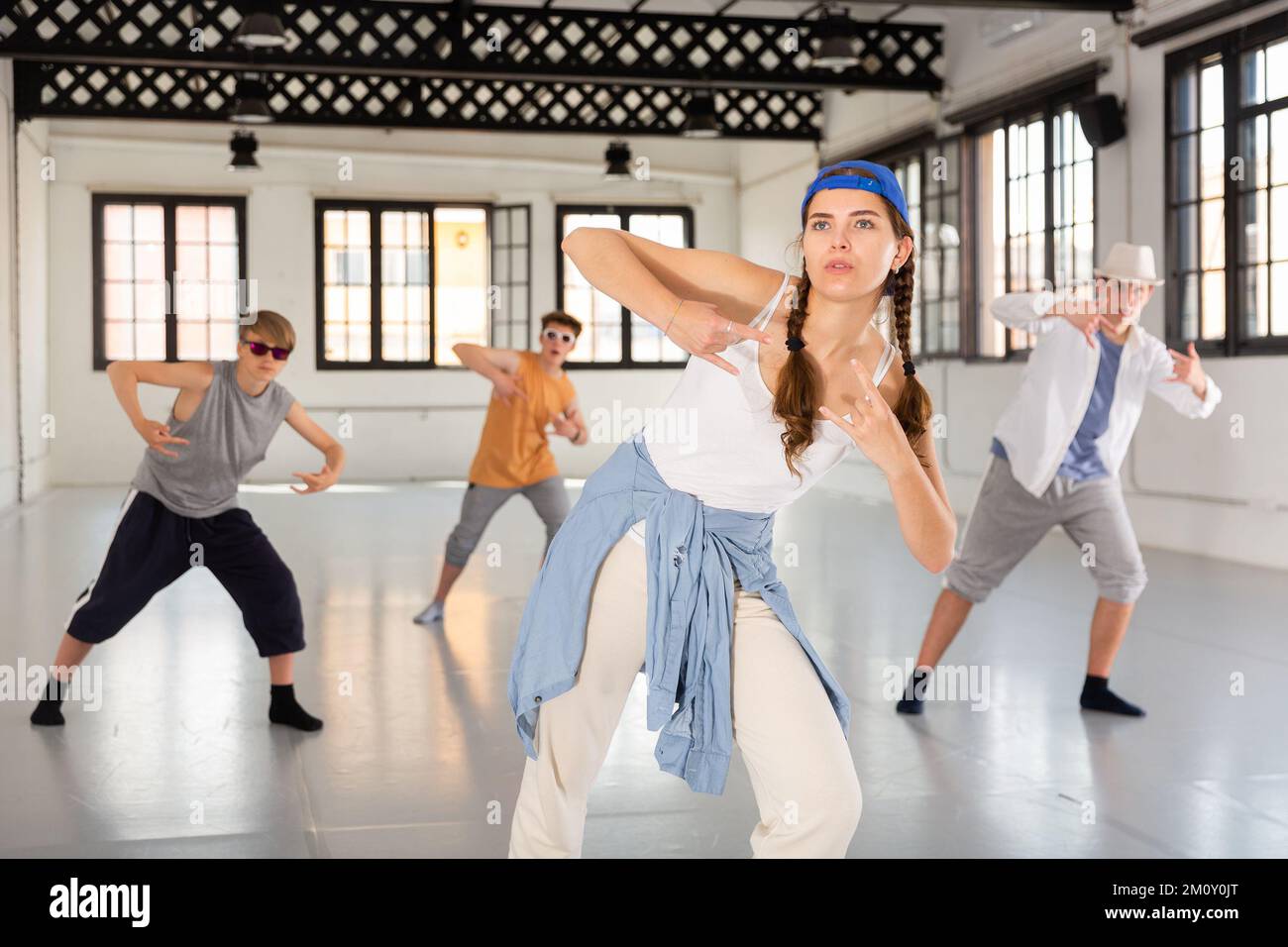 Young people dancing hip-hop Stock Photo - Alamy