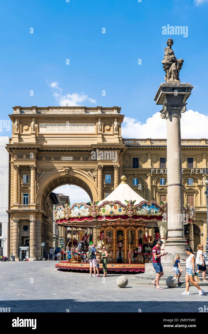 Close up of the carousel and the monumental arch in Piazza della ...