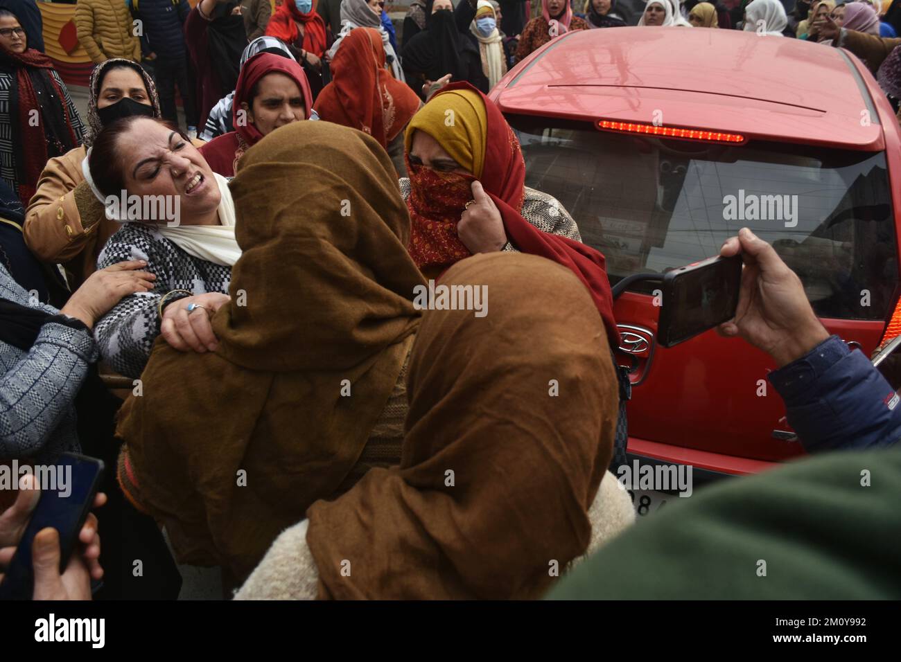 Srinagar, India. 08th Dec, 2022. Anganwadi workers shout slogans against the government during a protest while Indian Police stand guard. A large number of Anganwadi workers protest in Srinagar, demanding a pending six-month salary. (Photo by Mubashir Hassan/Pacific Press) Credit: Pacific Press Media Production Corp./Alamy Live News Stock Photo