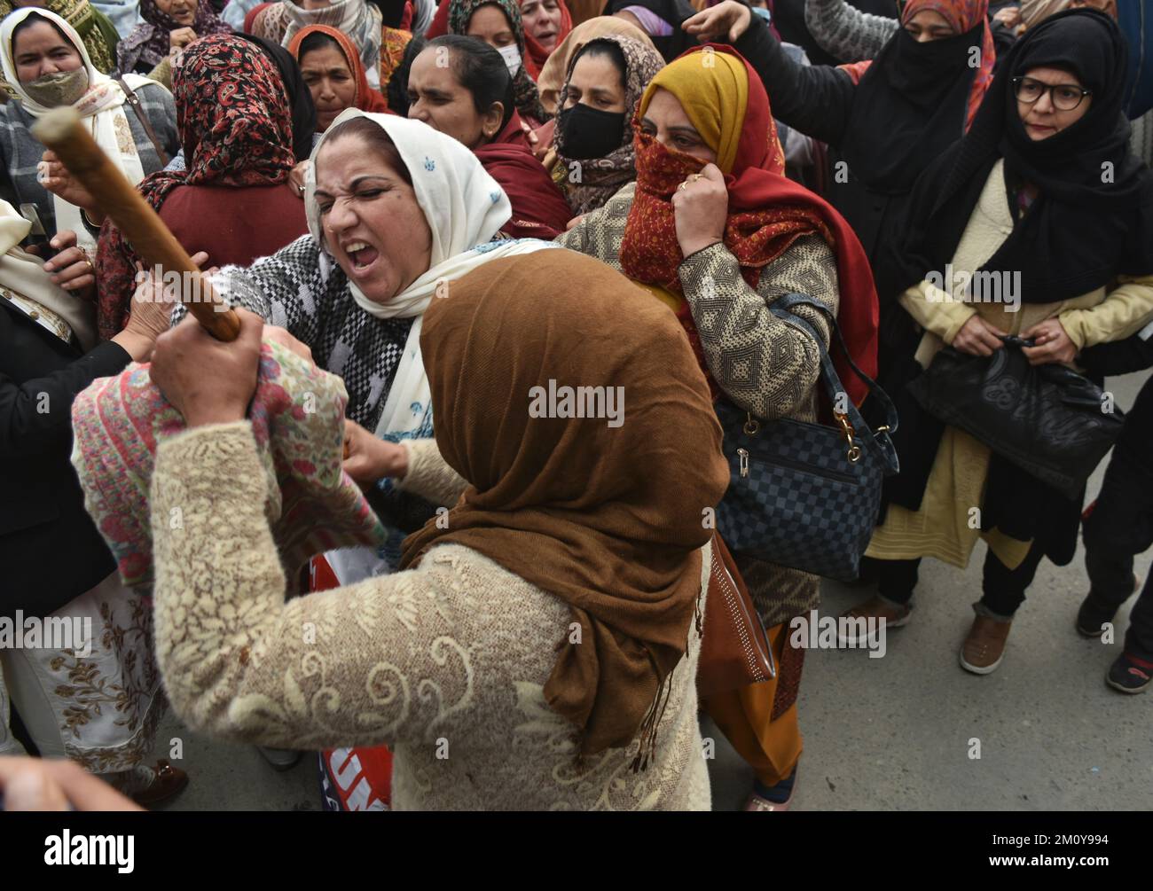 Srinagar, India. 08th Dec, 2022. Anganwadi workers shout slogans against the government during a protest while Indian Police stand guard. A large number of Anganwadi workers protest in Srinagar, demanding a pending six-month salary. (Photo by Mubashir Hassan/Pacific Press) Credit: Pacific Press Media Production Corp./Alamy Live News Stock Photo