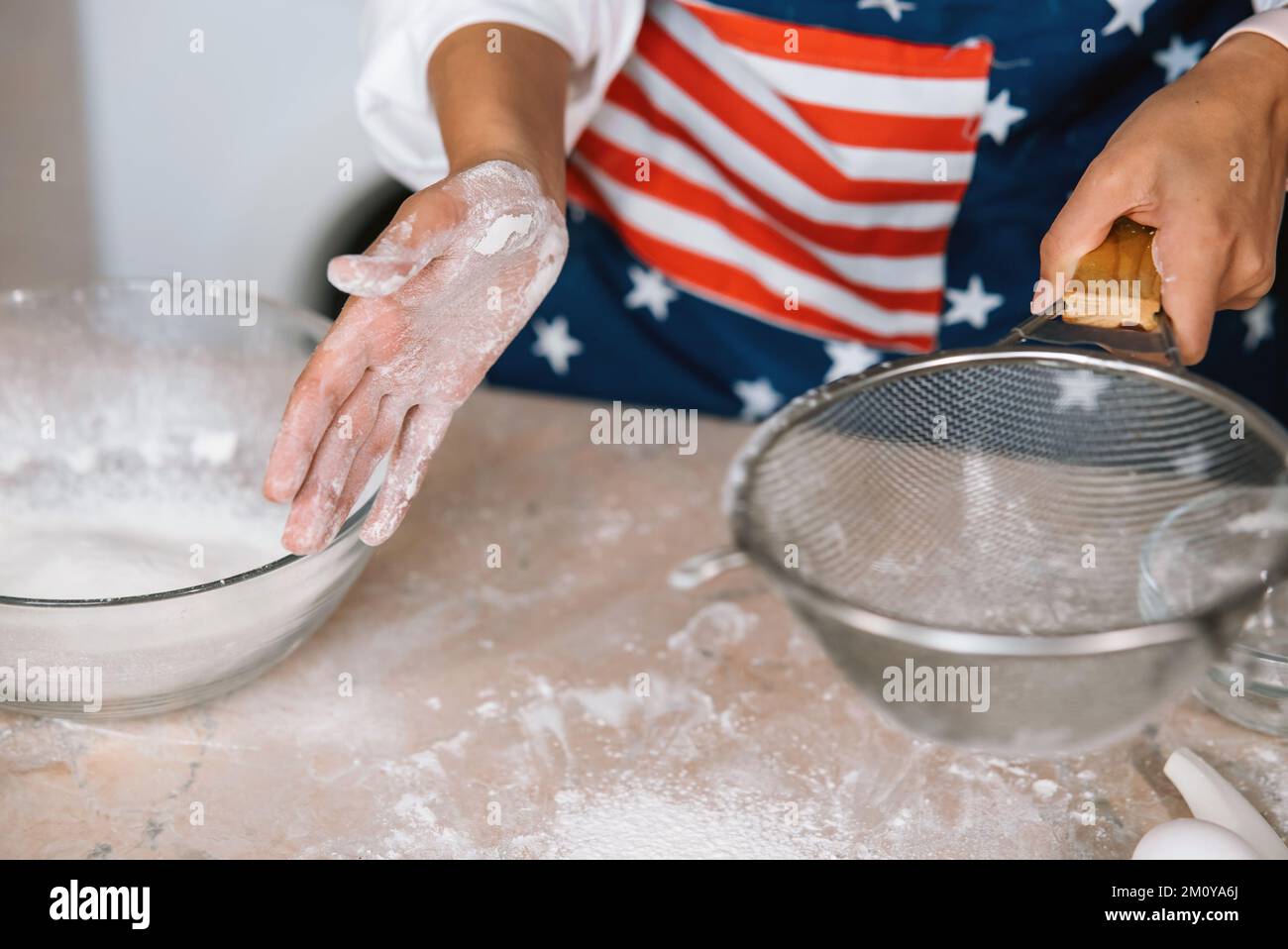 Sifting flour through sieve womans hi-res stock photography and images ...