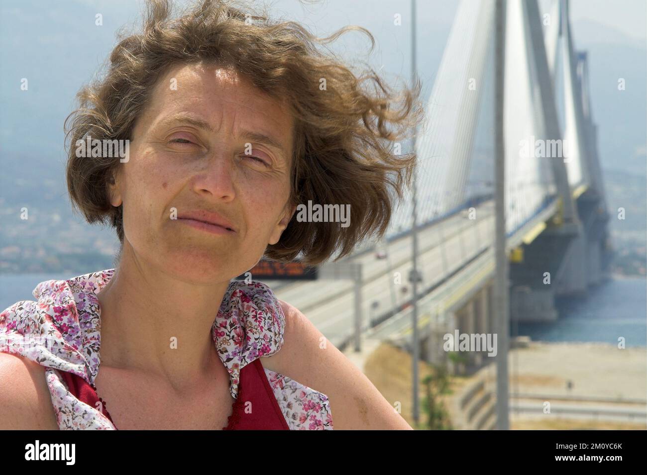 Grecja, Greece, Griechenland; A woman in front of the Rio-Andirio bridge; Eine Frau vor der Rio-Andirio-Brücke; Una mujer frente al puente Rio-Andirio Stock Photo