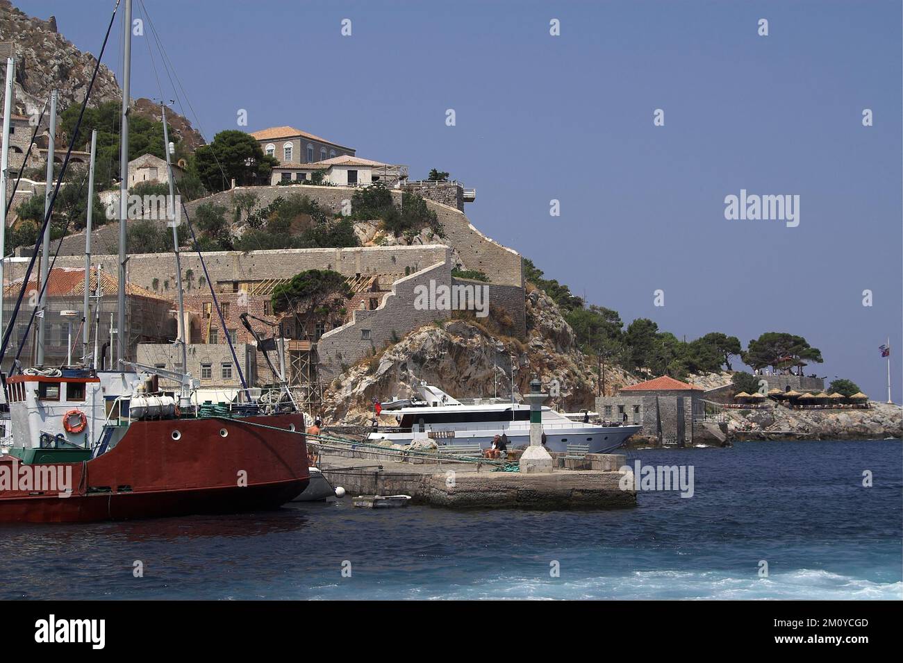 Hydra, Idra, Ύδρα, Grecja, Greece, Griechenland; Fishing boat moored in a small port; Fischerboot vor Anker in einem kleinen Hafen; Rybacki kuter Stock Photo