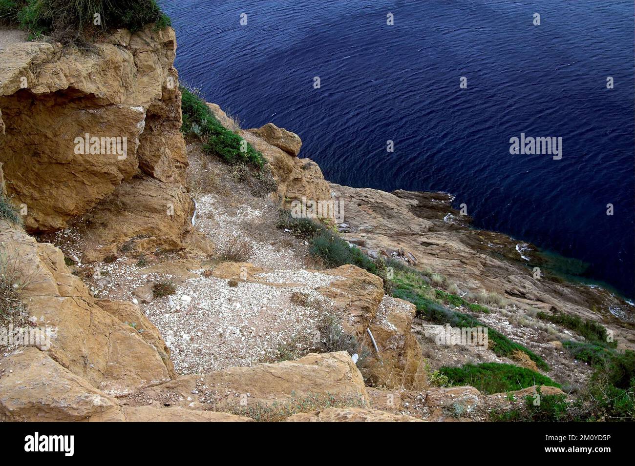 Sunion Σούνιο Cape Sounion, Grecja Greece, Griechenland; Cliff, steep descent to the sea, rocky coast; Klippe, steiler Abstieg zum Meer, felsige Küste Stock Photo