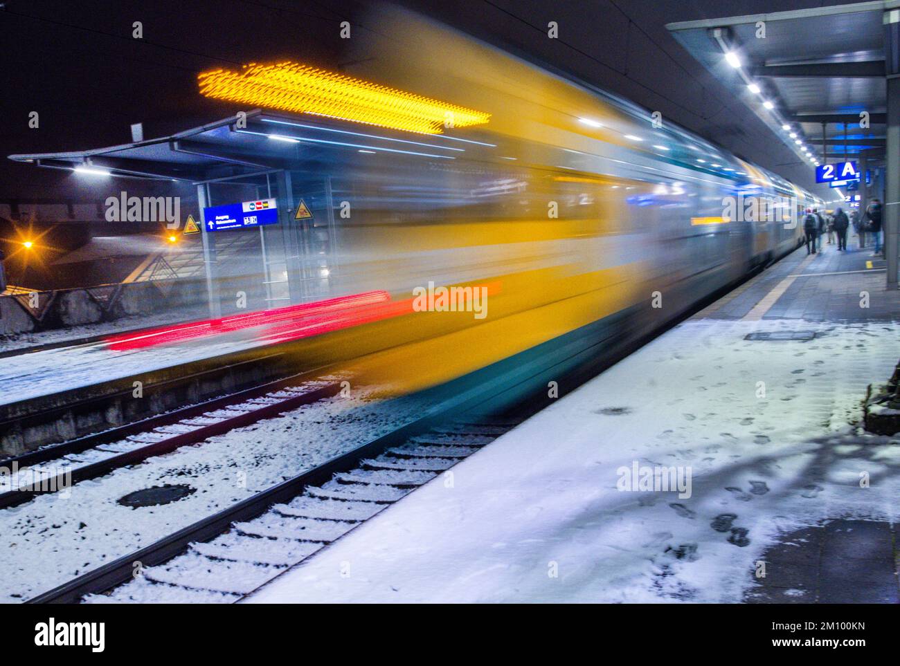 schwerin-germany-09th-dec-2022-a-local-train-pulls-into-the-main