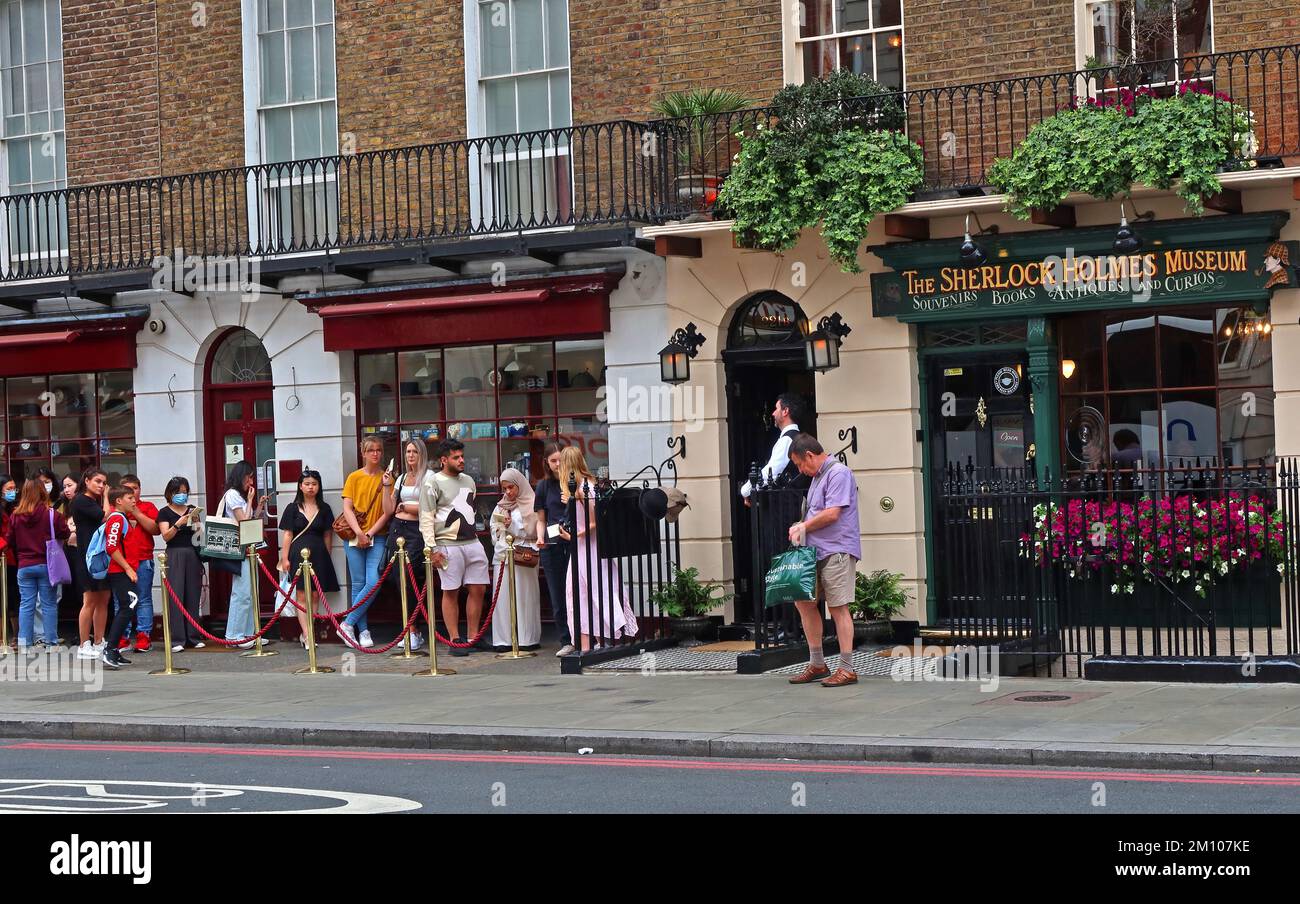 Queue of tourists at The Sherlock Holmes museum, 221b Baker St London, England, UK, NW1 6XE - Consulting Detective Stock Photo