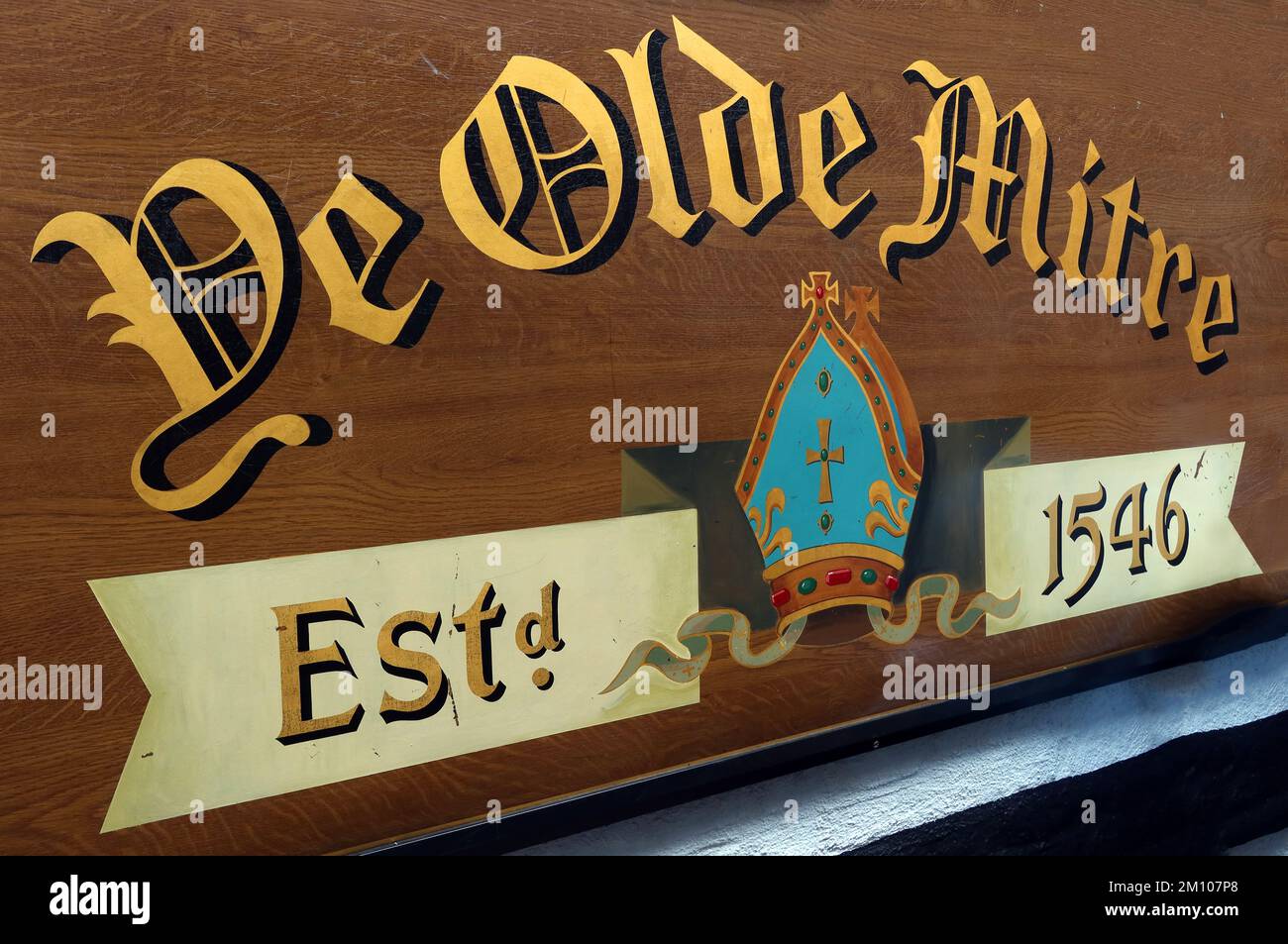 Ye Olde Mitre pub sign, established 1546, 1 Ely Ct, Ely Pl, Hatton Garden, London, England, UK, EC1N 6SJ Stock Photo