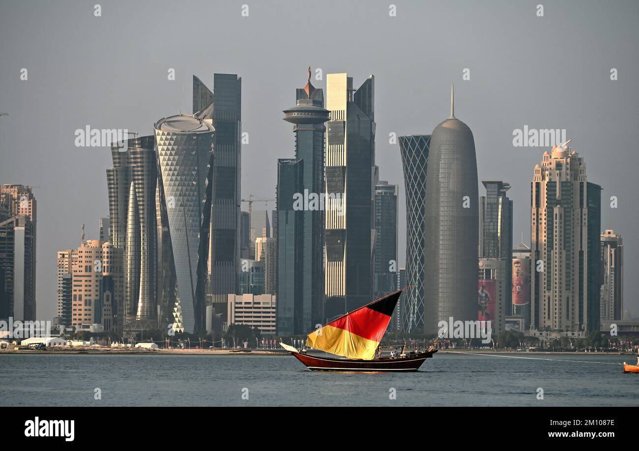 Fussball Weltmeisterschaft, Qatar 2022; Arabisches Segelboot Dhow mit Segel in deutschen Nationalfarben vor der Skyline von Doha. Stock Photo