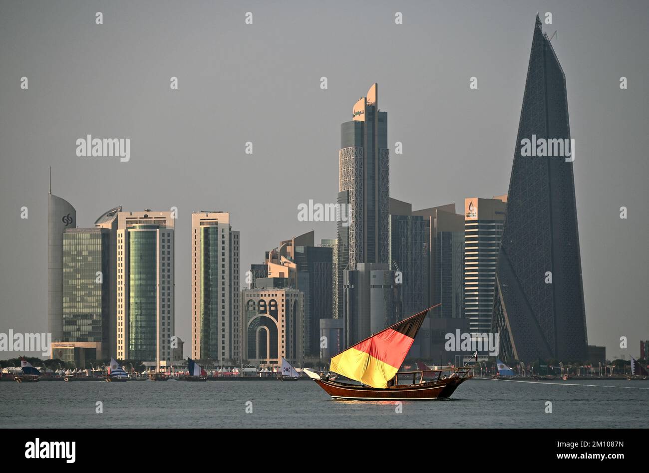 Fussball Weltmeisterschaft, Qatar 2022; Arabisches Segelboot Dhow mit Segel in deutschen Nationalfarben vor der Skyline von Doha. Stock Photo
