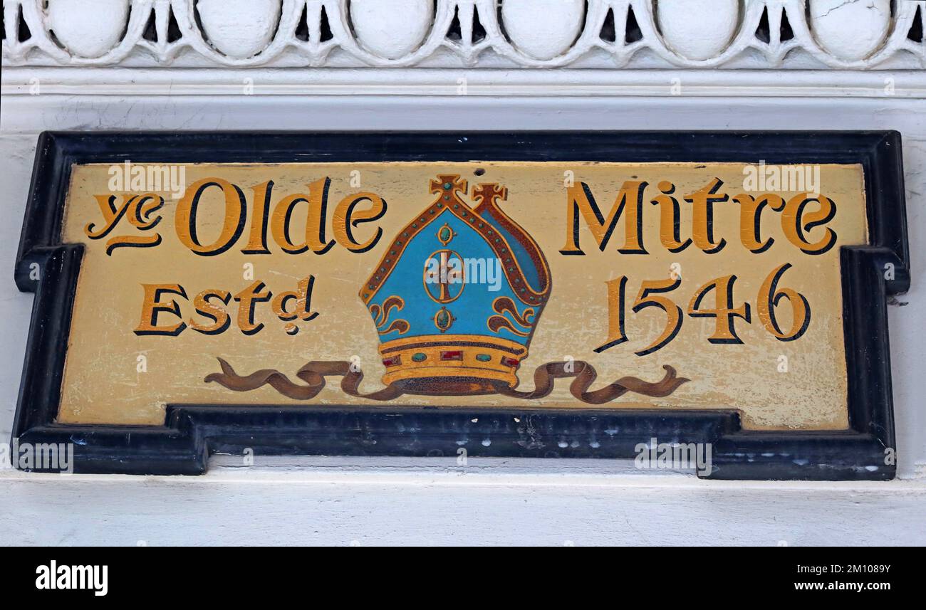 Ye Olde Mitre pub sign, established 1546, 1 Ely Ct, Ely Pl, Hatton Garden, London, England, UK, EC1N 6SJ Stock Photo