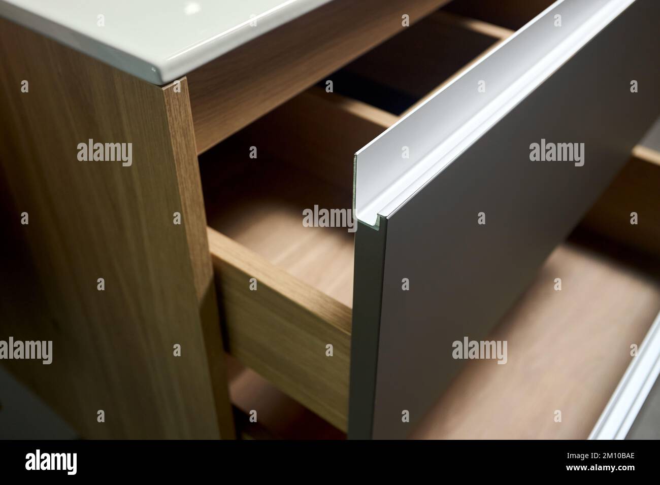 Sliding lockers with aluminum extruded G profile handles for bathroom