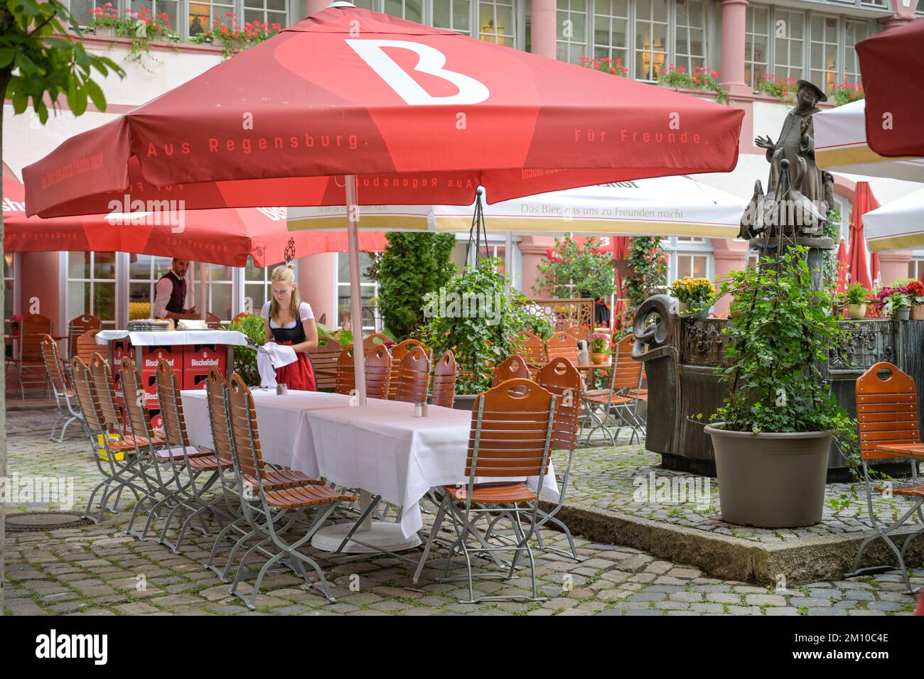 Restaurant und Biergarten Bischofshof am Dom, Krauterermarkt, Regensburg, Bayern, Deutschland Stock Photo