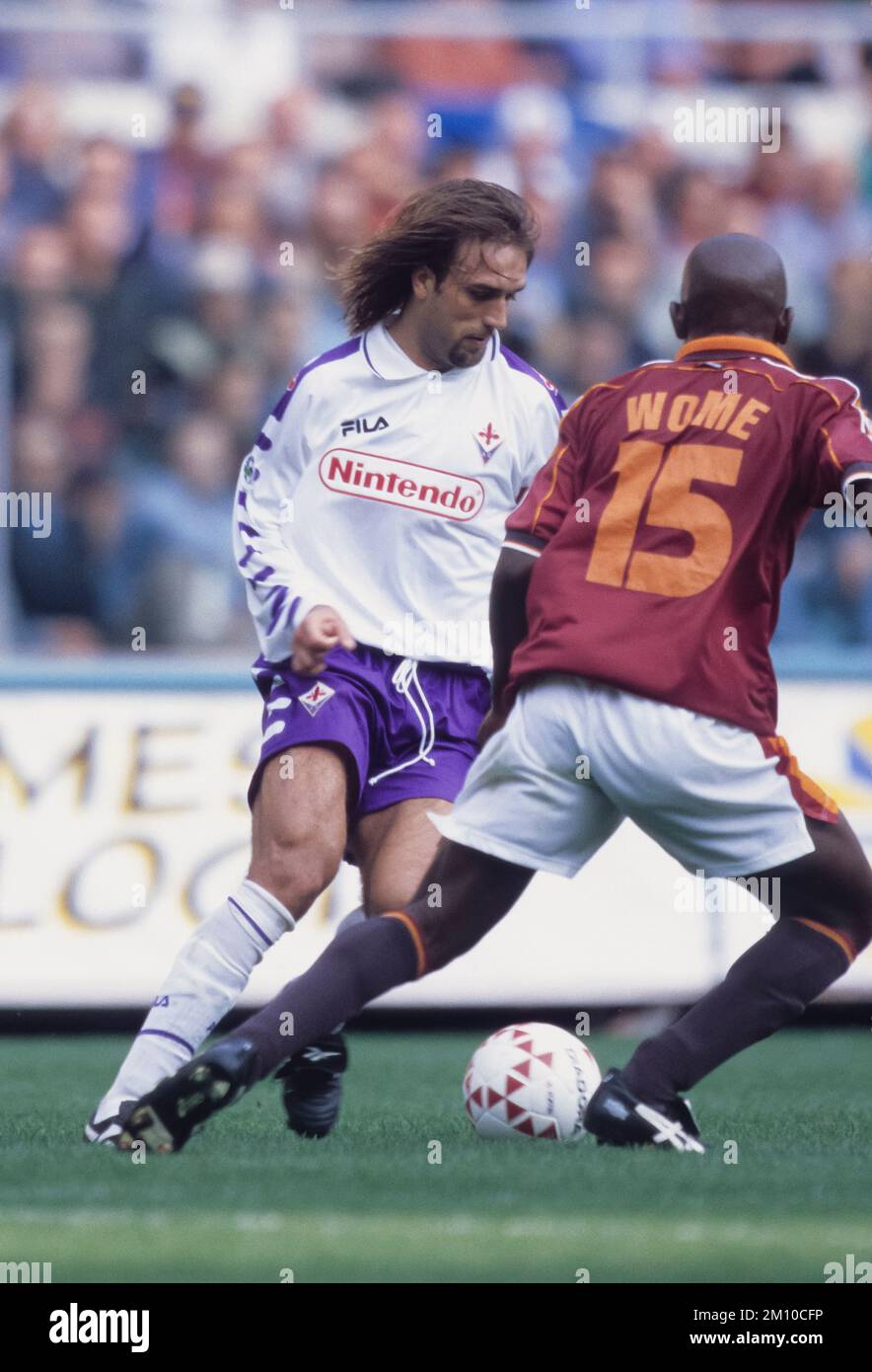 Omar Gabriel Batistuta ( Fiorentina ) Pierre Wome (Roma) ; October 17; 1998 - Football : Italian championship 1998 1999 ; 5Day ; match between Roma 2-1 Fiorentina at Olimpic Stadium ; Roma, Italy; ;( photo by aicfoto)(ITALY) [0855] Stock Photo