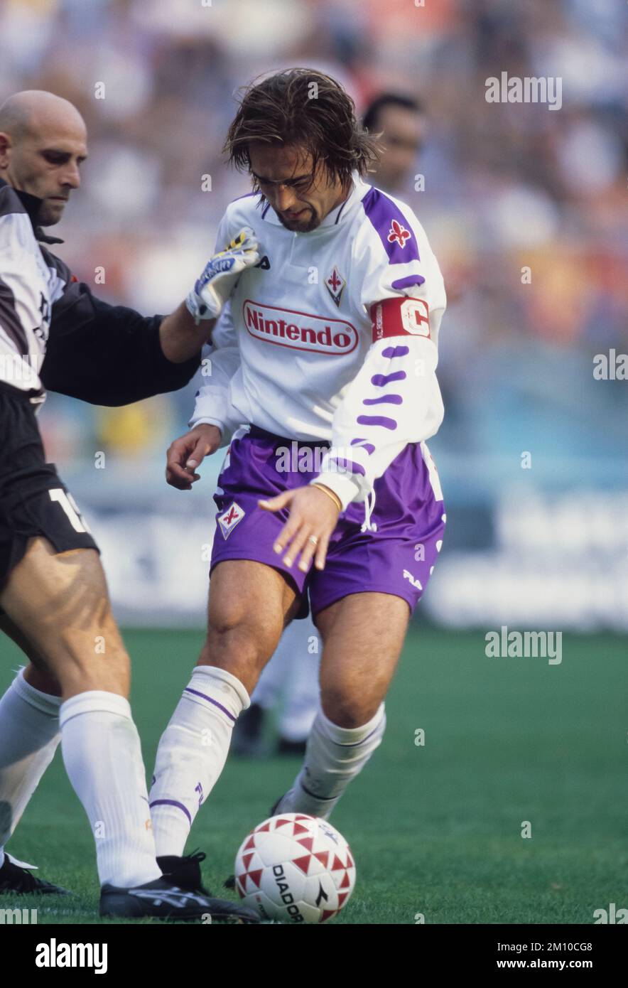 Omar Gabriel Batistuta ( Fiorentina ) Antonio Chimenti (Roma) ; October 17; 1998 - Football : Italian championship 1998 1999 ; 5Day ; match between Roma 2-1 Fiorentina at Olimpic Stadium ; Roma, Italy; ;( photo by aicfoto)(ITALY) [0855] Stock Photo