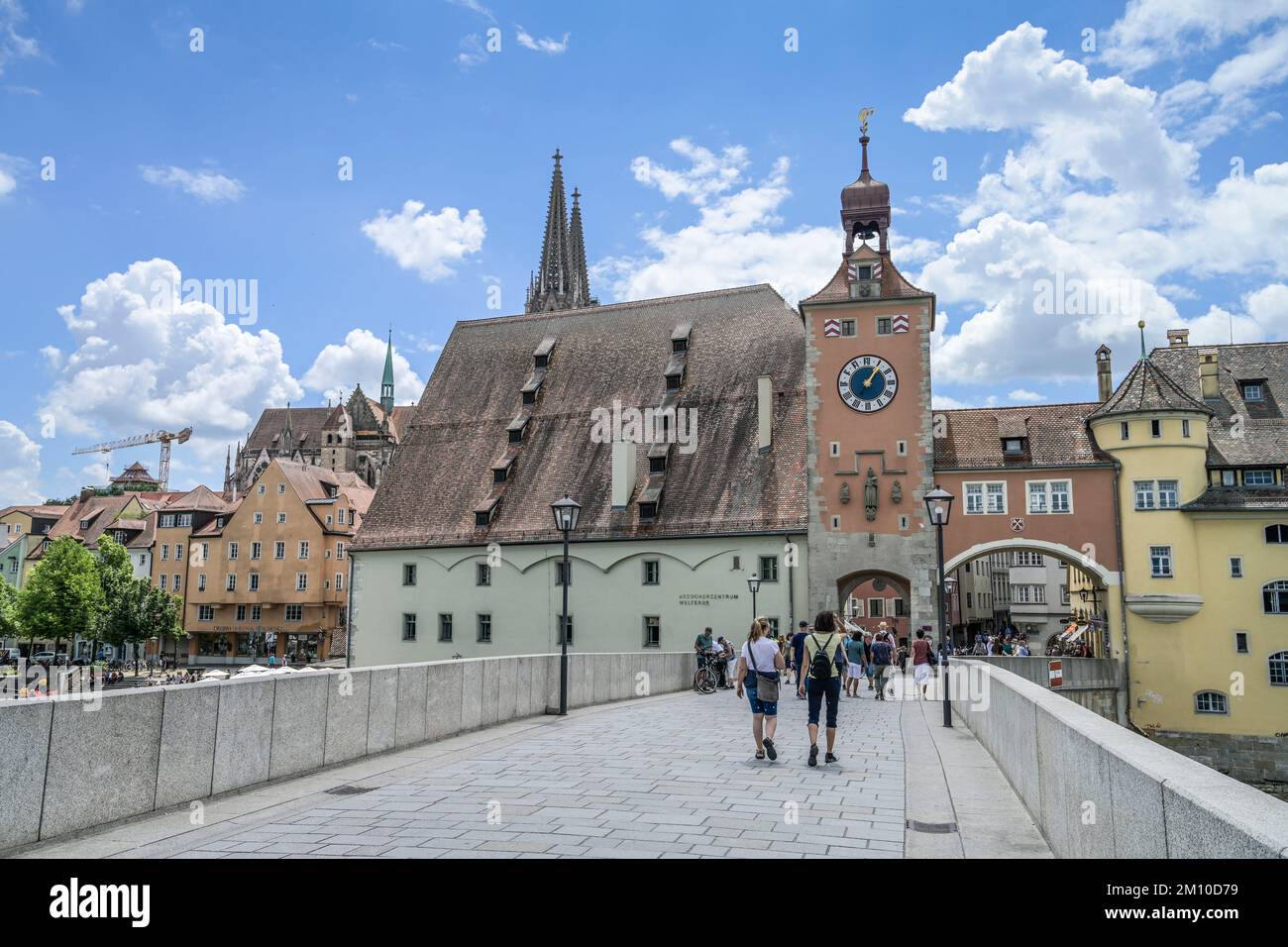 Passanten, Steinerne Brücke, Altstadt, Regensburg, Bayern, Deutschland Stock Photo