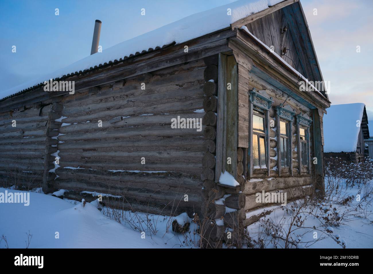 Abandoned wooden house (hut) in the Russian village in winter Stock ...