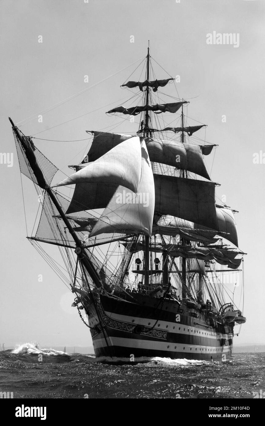Italian Navy tall ship Amerigo Vespucci Stock Photo Alamy