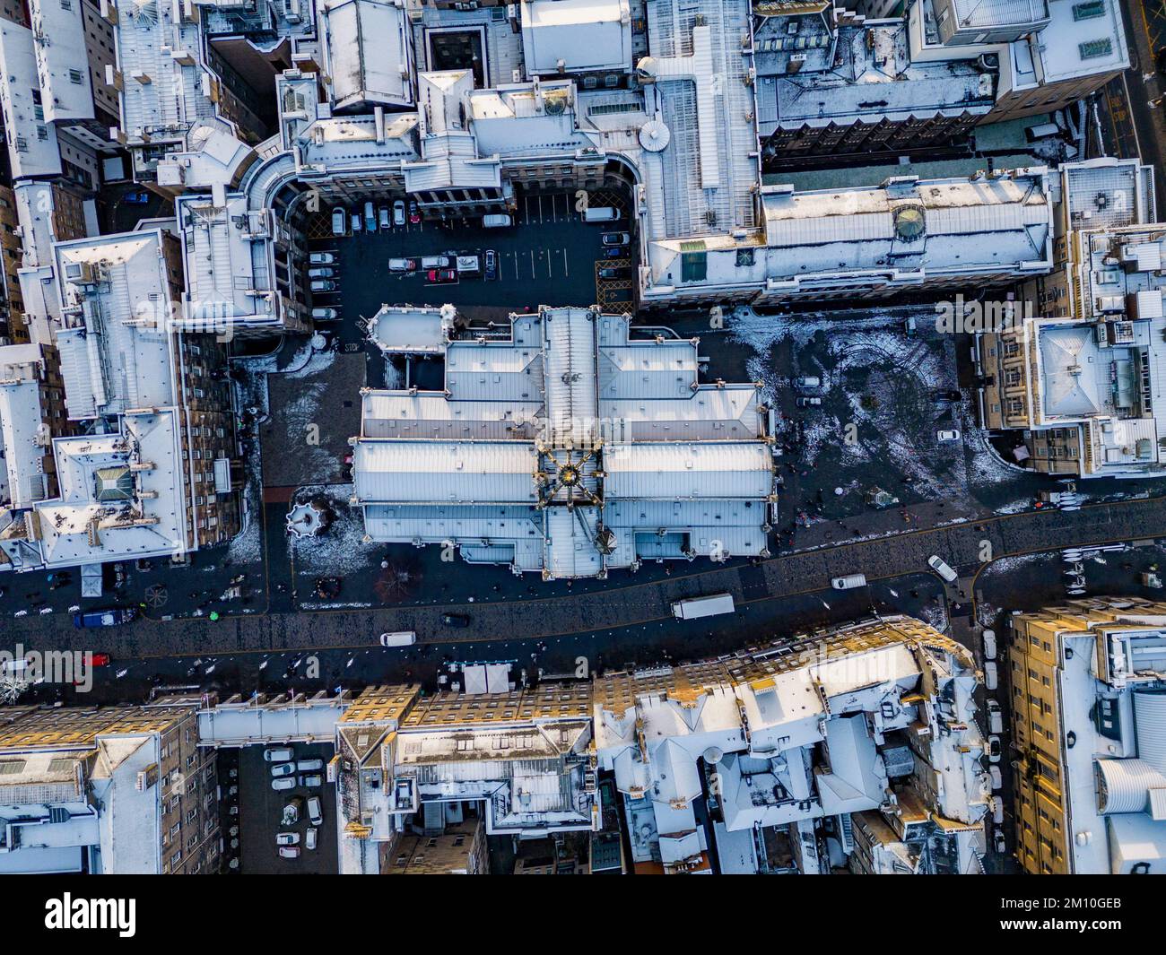 edinburgh-st-giles-cathedral-in-the-snow-hi-res-stock-photography-and