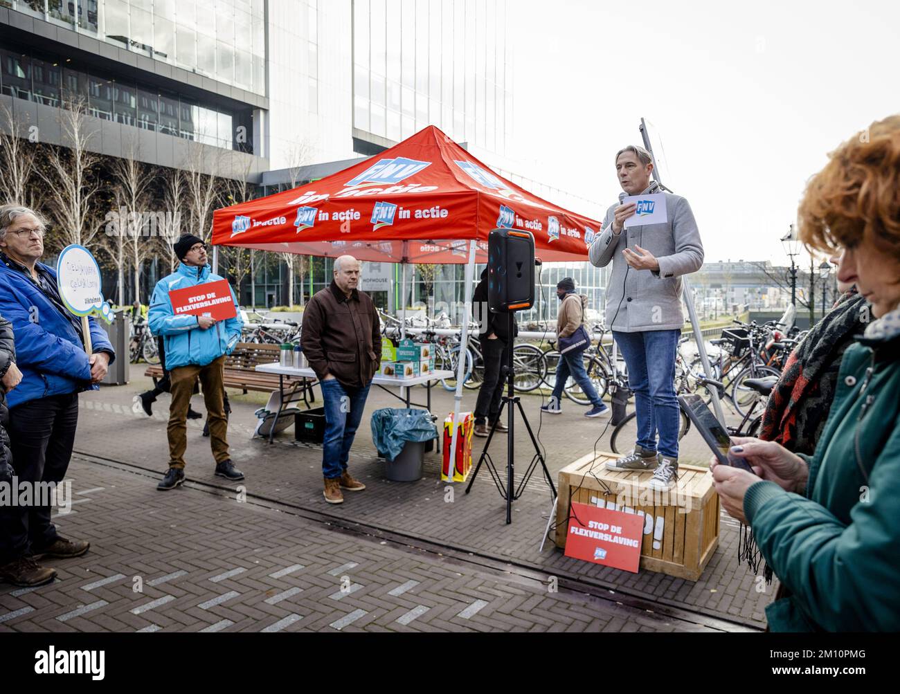 THE HAGUE - Chairman FNV Tuur Elzinga During The Presentation Of The So ...