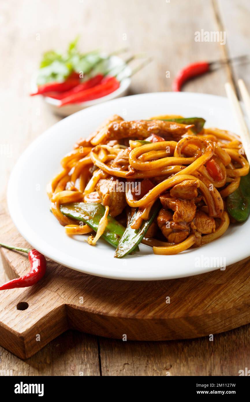 Stir fry noodles with chicken Stock Photo - Alamy