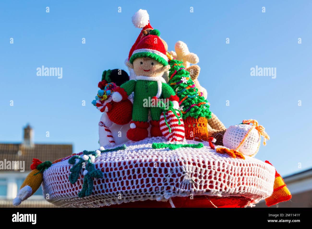 Poole Dorset UK 9th December 2022 A Knitted Postbox Topper Spreads poole-dorset-uk-9th-december-2022-a-knitted-postbox-topper-spreads