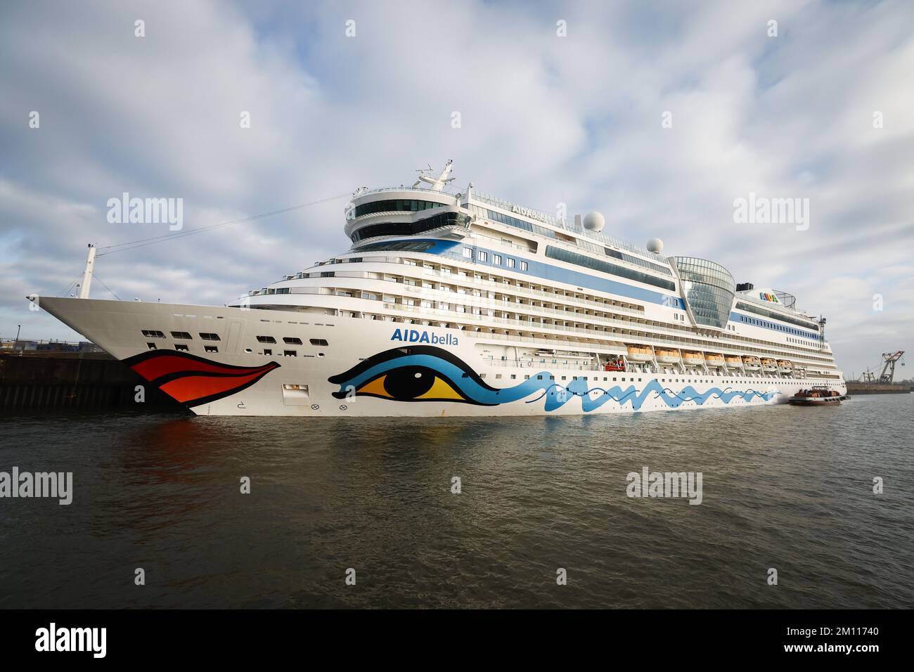 Hamburg, Germany. 09th Dec, 2022. The cruise ship 'Aidabella', which was slightly damaged during a docking maneuver in Hamburg, is moored at Mönckebergkai next to the Steinwerder cruise terminal. According to the police, slight damage was caused to the hull of the ship when it touched the quay wall in Steinwerder. According to the shipping company, the ship is scheduled to sail again this weekend. Credit: Christian Charisius/dpa/Alamy Live News Stock Photo