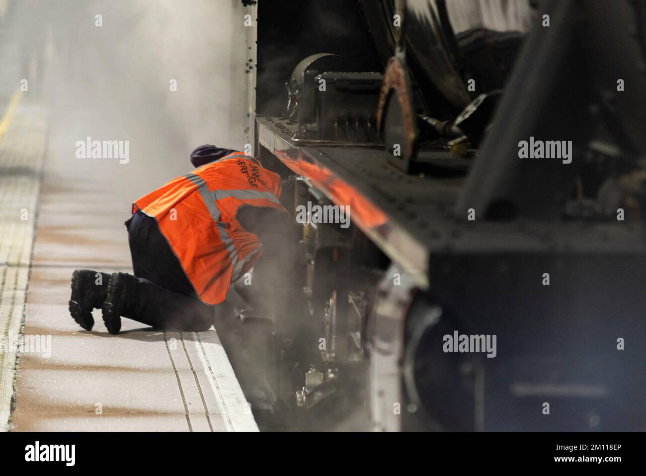 Safety checks being carried out on Stanier Class 5 steam locomotive number 45231 named ‘The Sherwood Forester’ Stock Photo