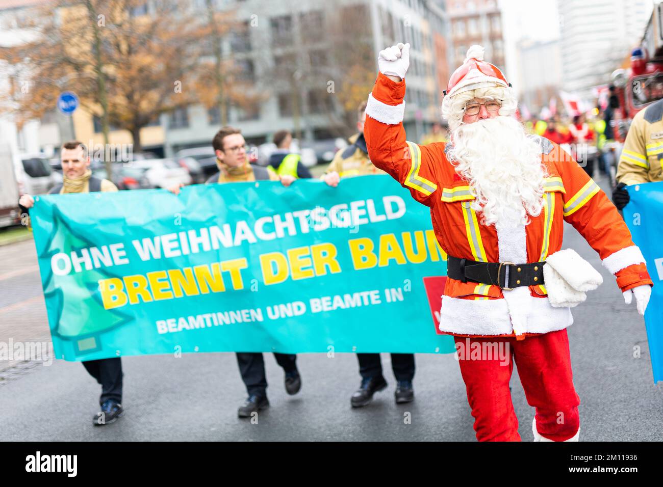 Hanover, Germany. 09th Dec, 2022. Lower Saxony firefighters demonstrate
