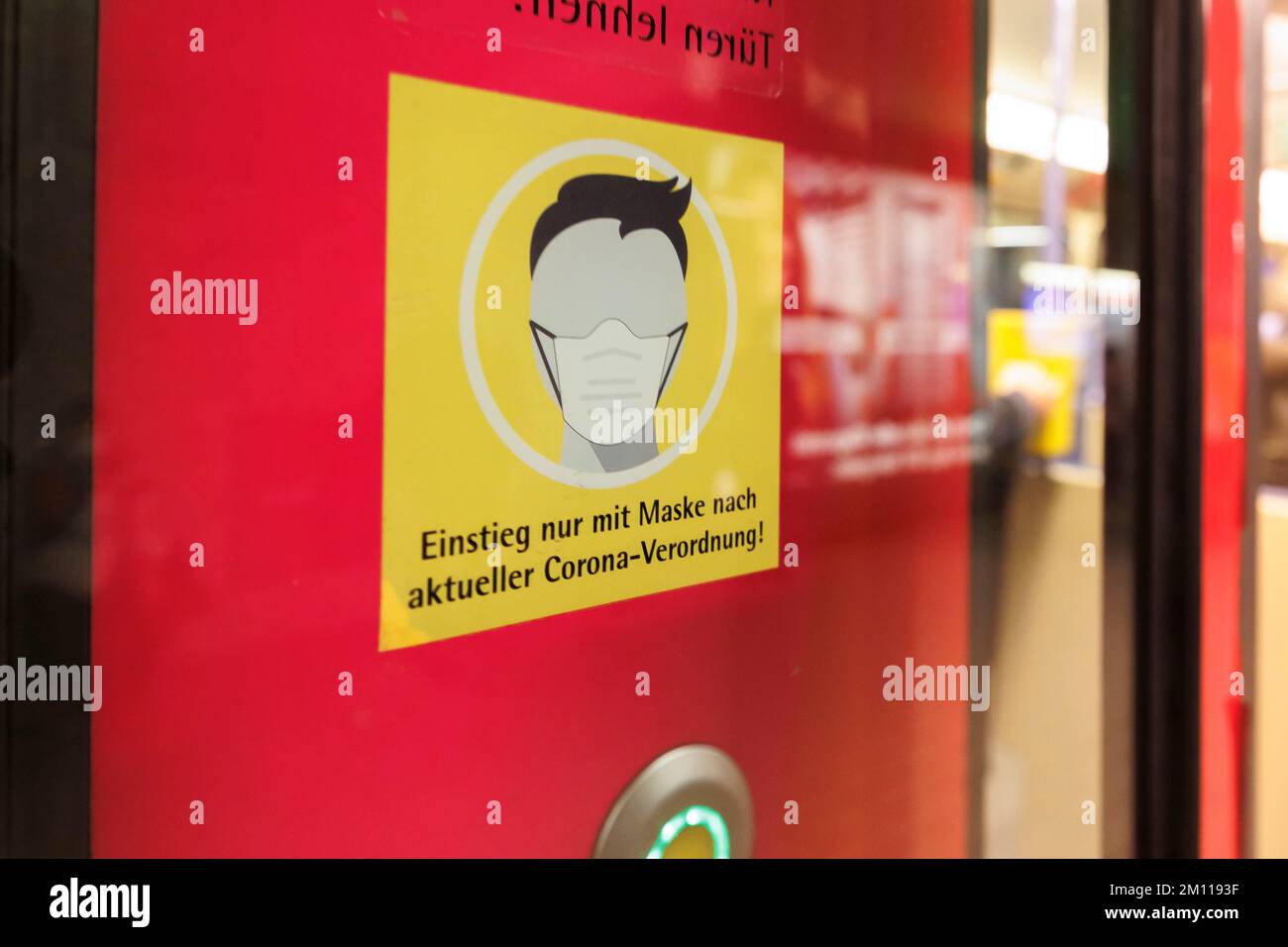 Stuttgart, Germany. 05th Dec, 2022. In many places, masks are still