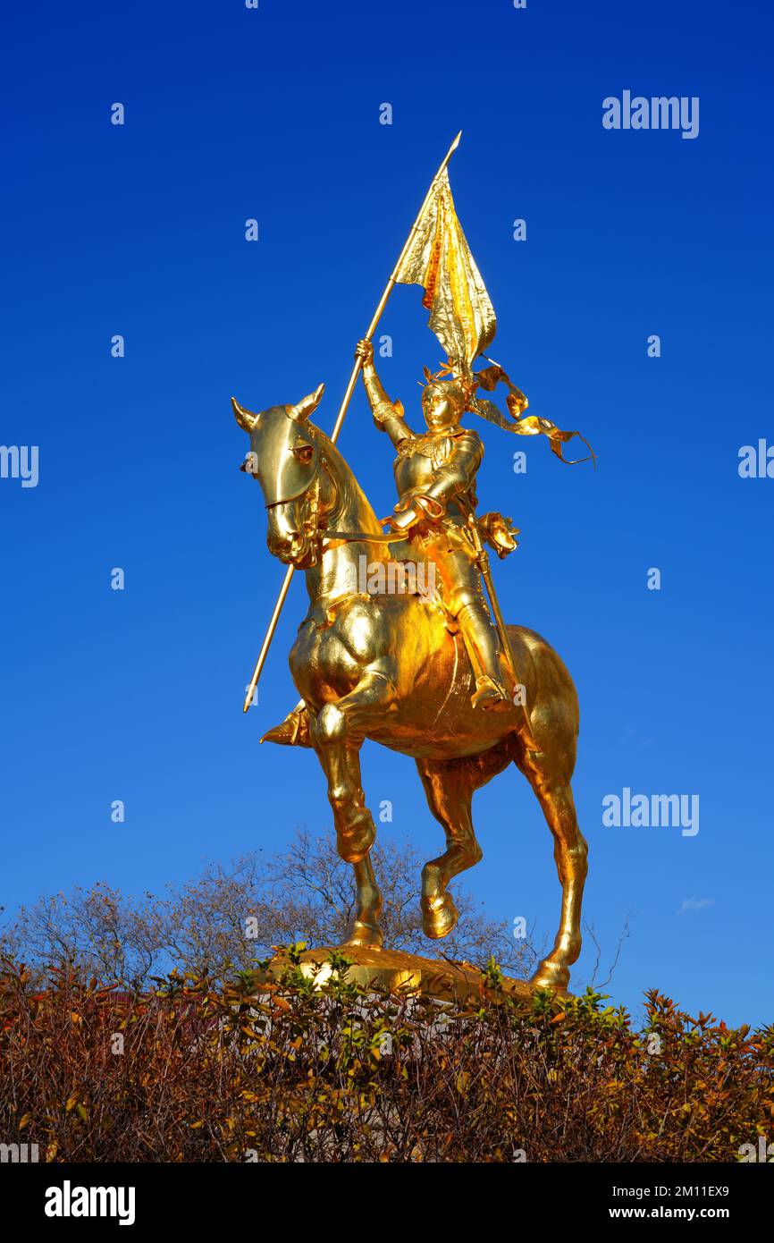 PHILADELPHIA, PA 1 DEC 2022 View of a landmark gilded bronze statue
