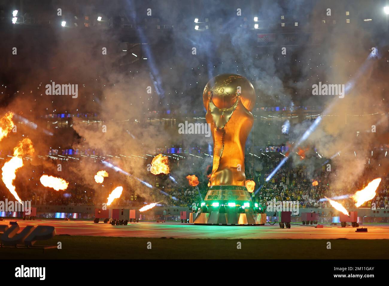 World Cup trophy giant reply on the pitch before the kick off during the FIFA World Cup Qatar 2022 match, Quarter Final, between Croatia v Brazil played at Education City Stadium on Dec 9, 2022 in Doha, Qatar. (Photo by Heuler Andrey / DiaEsportivo / PRESSIN) Stock Photo
