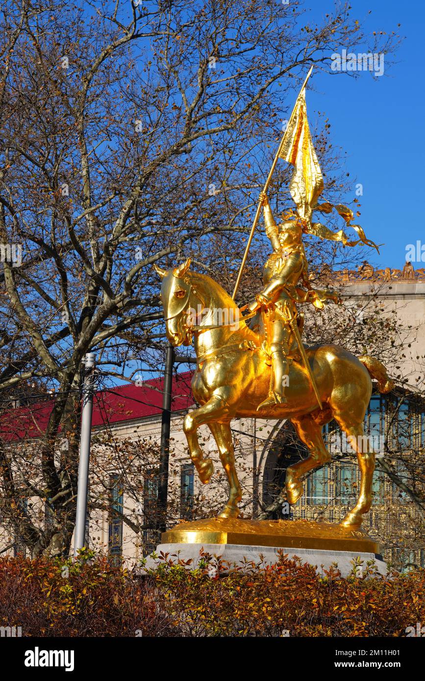 PHILADELPHIA, PA 1 DEC 2022 View of a landmark gilded bronze statue