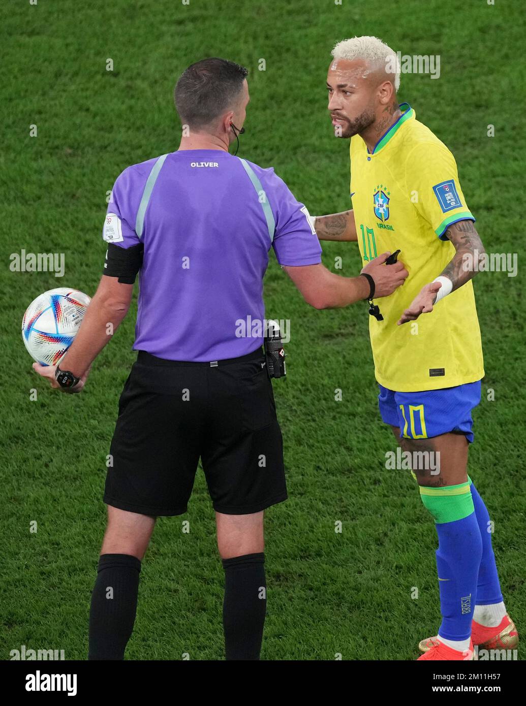 Al Rayyan, Qatar. 9th Dec, 2022. Referee Michael Oliver (L) talks with Neymar of Brazil during the Quarterfinal match between Croatia and Brazil of the 2022 FIFA World Cup at Education City Stadium in Al Rayyan, Qatar, Dec. 9, 2022. Credit: Meng Yongmin/Xinhua/Alamy Live News Stock Photo