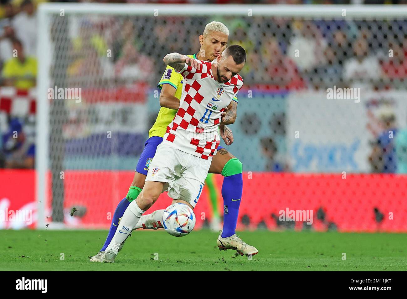 Marcelo Brozovic of Croatia and Richarlison of Brazil during the FIFA World Cup Qatar 2022 match, Quarter Final, between Croatia v Brazil played at Education City Stadium on Dec 9, 2022 in Doha, Qatar. (Photo by Heuler Andrey / DiaEsportivo / PRESSIN) Stock Photo