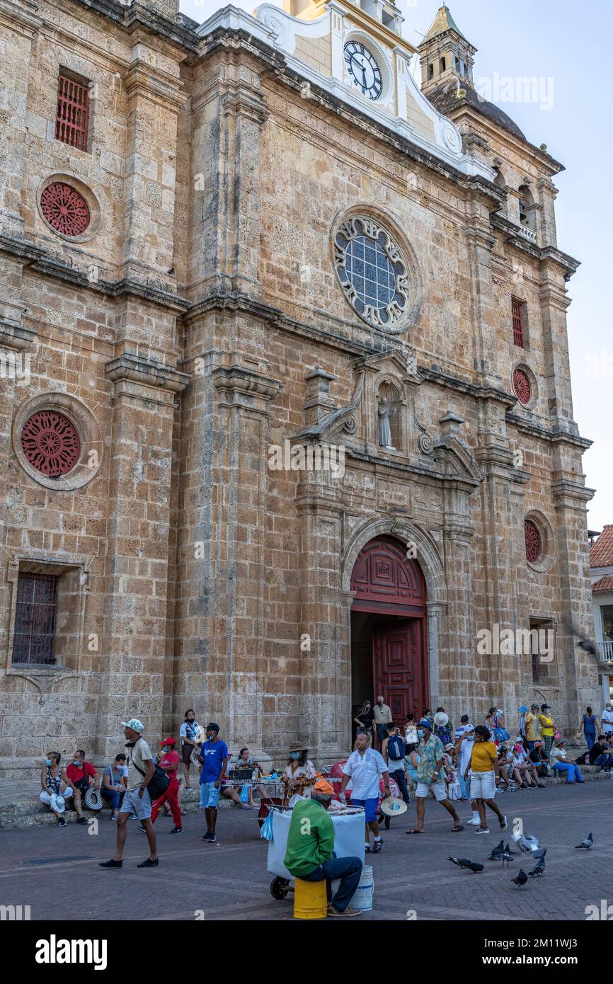 South America, Colombia, Departamento de Bolívar, Cartagena de Indias, Ciudad Amurallada, tourists in front of the Santuario San Pedro Claver Stock Photo