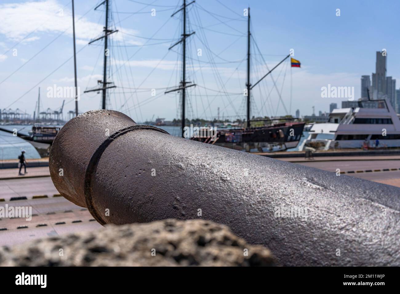 South America, Colombia, Departamento de Bolívar, Cartagena de Indias, Ciudad Amurallada, cannon on the old city wall Stock Photo