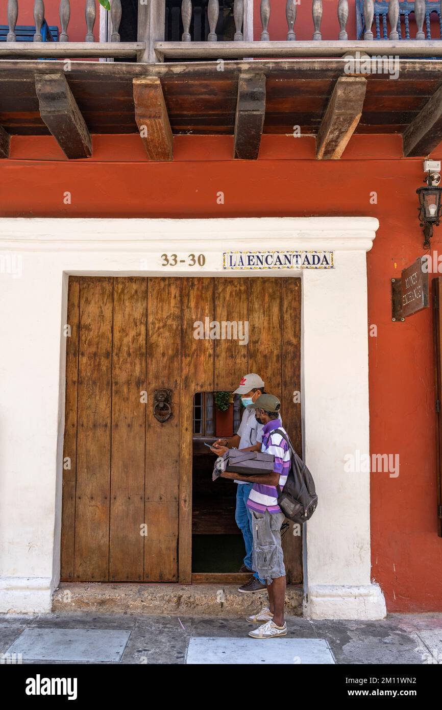South America, Colombia, Departamento de Bolívar, Cartagena de Indias, Ciudad Amurallada, Ambulant seller in front of a historical building Stock Photo