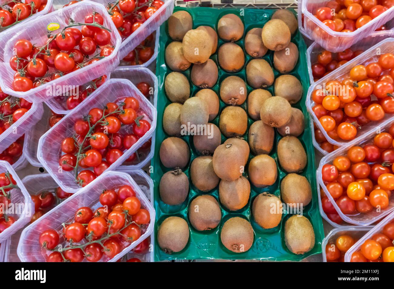 England, Dorset, Christchurch, Christchurch Market, Display of Kiwifruit and Tomatoes Stock Photo