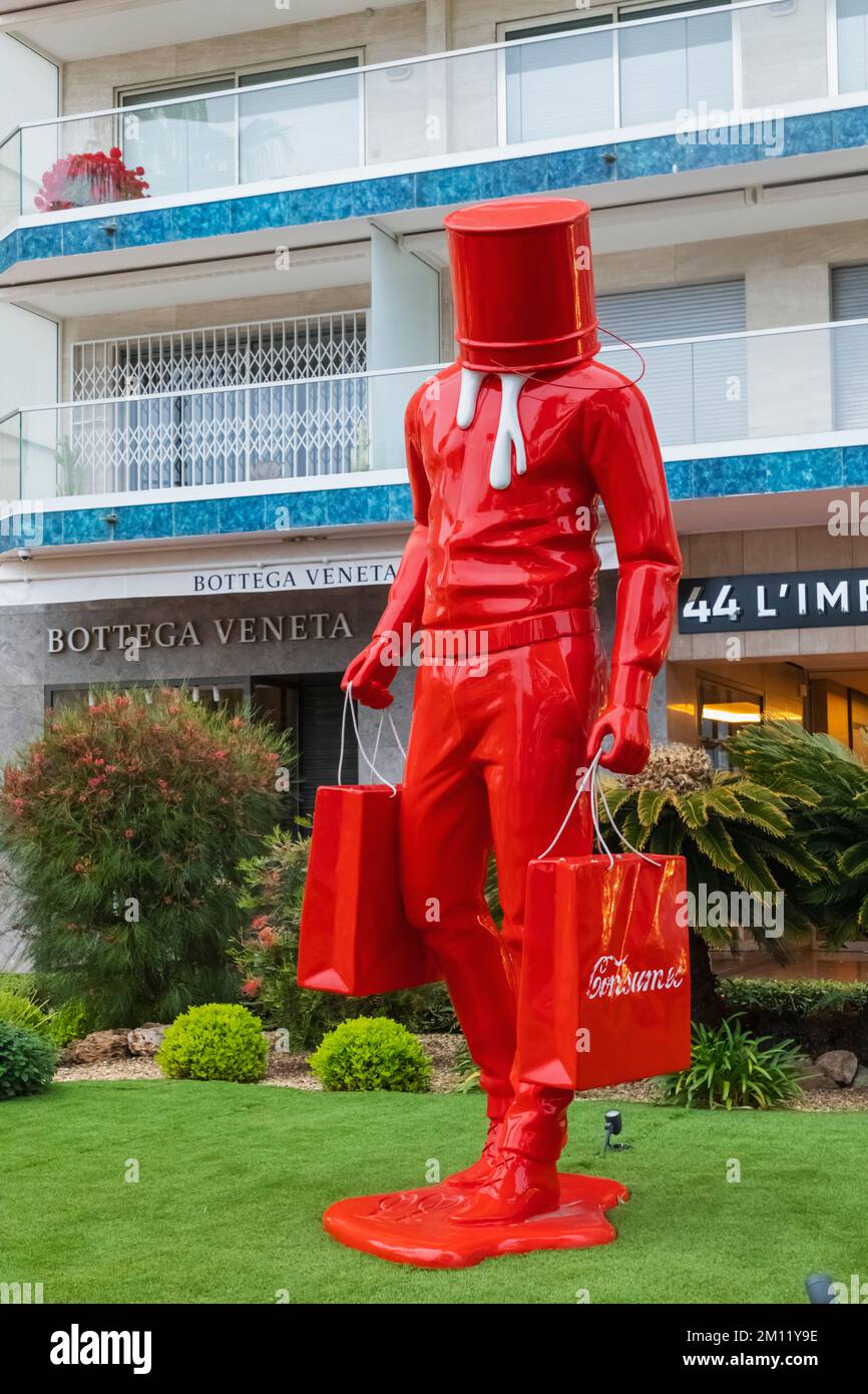 France, French Riviera, Cote d'Azur, Cannes, Fiberglass Statue titled 'Shopping man in Art' by David DAVID Stock Photo