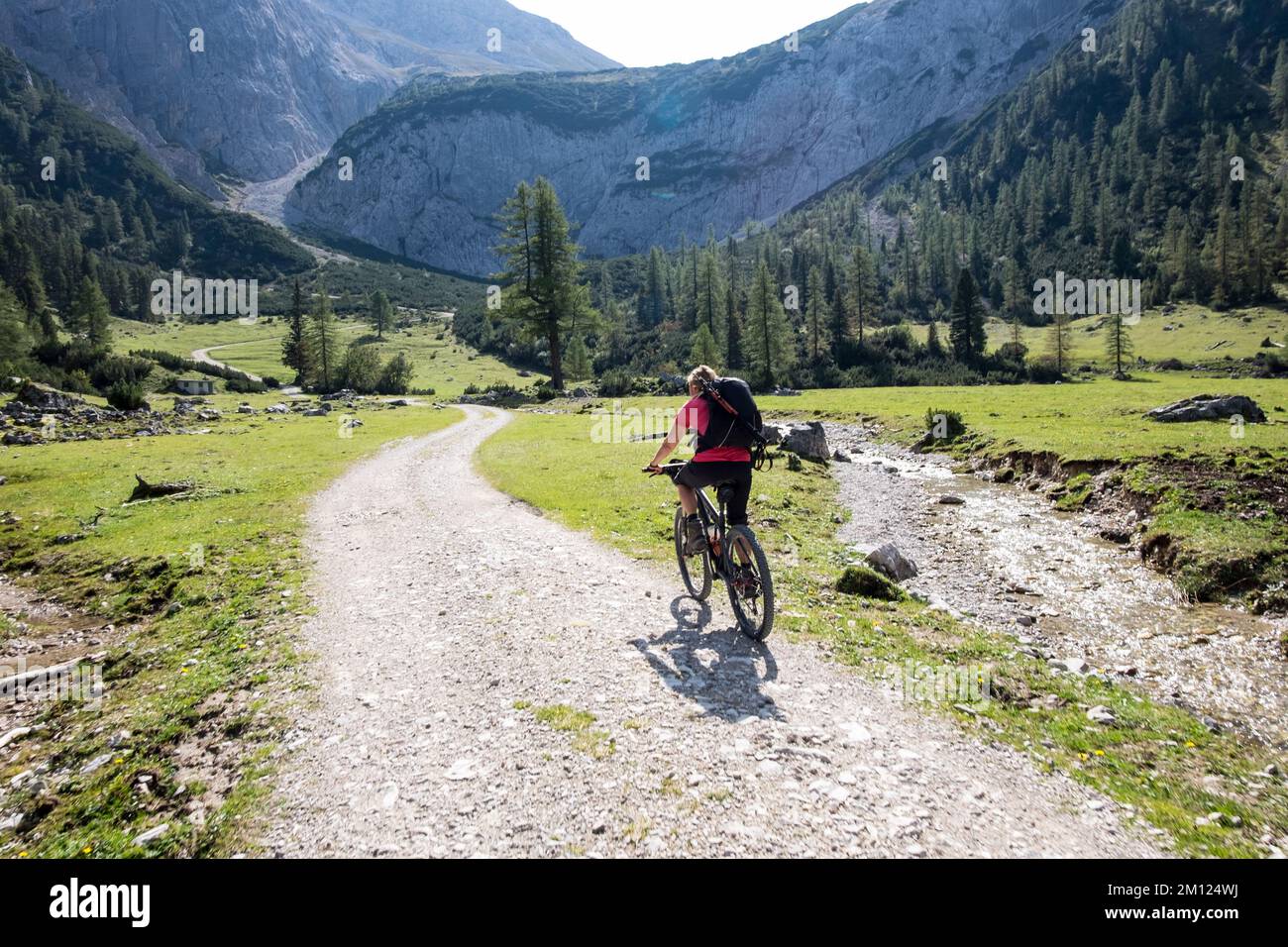 Mit dem Mountainbike im Karwendel Stock Photo