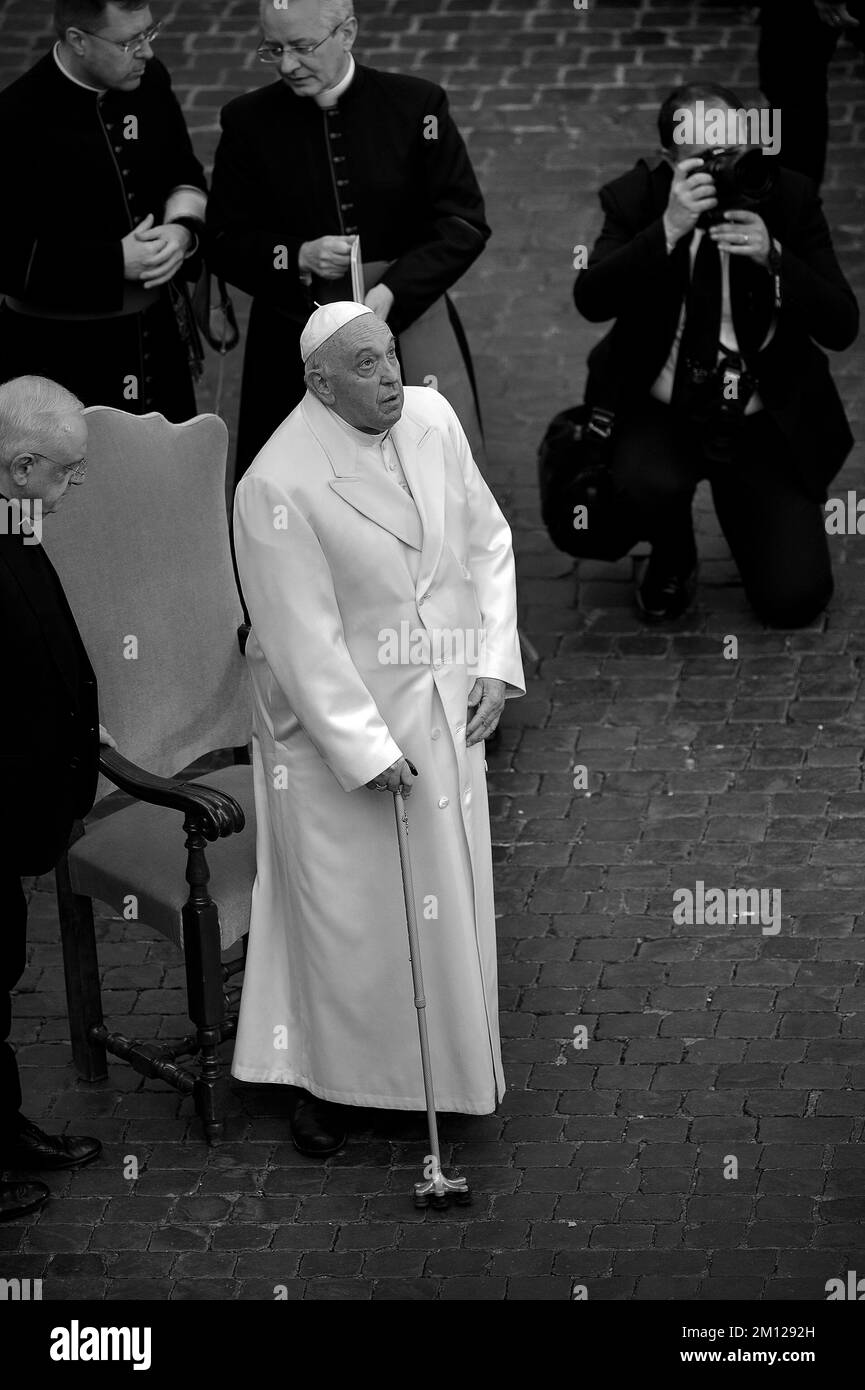 Vatican City State, Vatikanstadt. 08th Dec, 2022. Pope Francis prayer ceremony during the traditionnal visit to the statue of Mary on the day of the celebration of the Immaculate Conception et Piazza di Spagna (Spanish Square) on December 8, 2022 Credit: dpa/Alamy Live News Stock Photo
