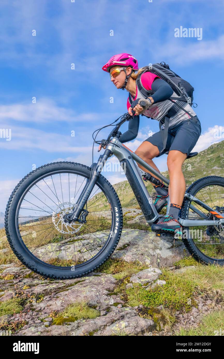 Girl riding mountain bike downhill hi-res stock photography and images -  Alamy