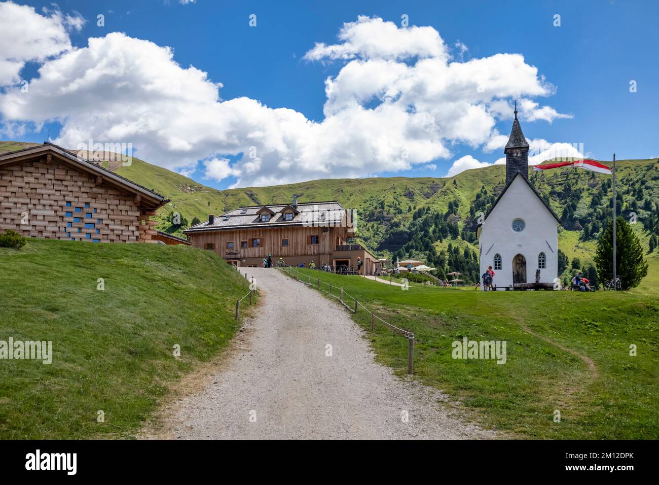 Italy, South Tyrol, province of Bolzano, Castelrotto / Kastelruth, Alpe di Siusi / Seiser Am. Zallinger hut / Berghaus Zallinger and the little alpine church Stock Photo