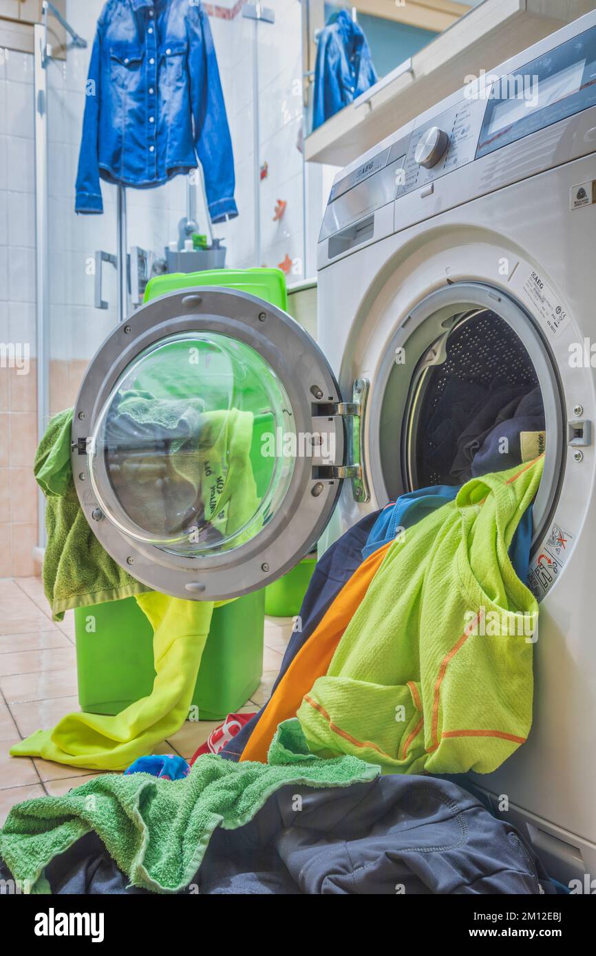 Dirty clothes hi res stock photography and images Alamy